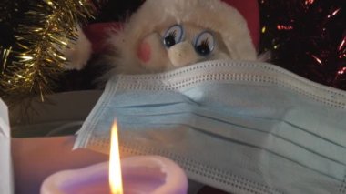 Maske kutusunun önündeki yanan mum.