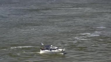 Küçük bir tekne ve Helsinki şehir manzarasının inanılmaz görüntüsü..