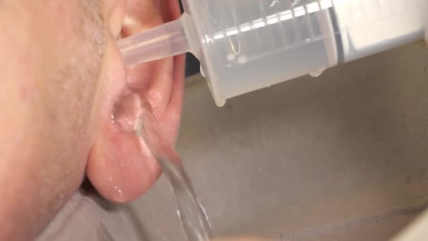 El chorro de agua que sale de la oreja — Vídeo de stock