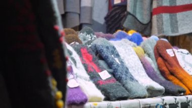 Tallinn Estonya 'da bazı el sanatları ve hediyelik eşyalar satılıyor.