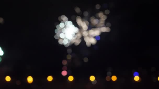 Ein verschwommener Hintergrund am Himmel mit dem Feuerwerk in Tallinn Estland. 4K — Stockvideo