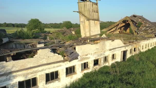Disparo aéreo de un granero de ganado soviético abandonado. — Vídeos de Stock