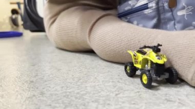Oyuncak ATV 'lerle oynayan bir çocuğun yakın plan fotoğrafı..