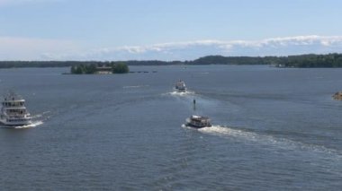Helsinki ile kıyı adaları arasındaki feribot trafiğinin güzel bir görüntüsü..