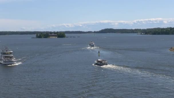 赫尔辛基和沿海岛屿之间轮渡交通的美丽镜头. — 图库视频影像