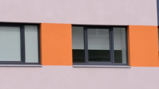 Vue extérieure d'un immeuble d'appartements fenêtres. — Video