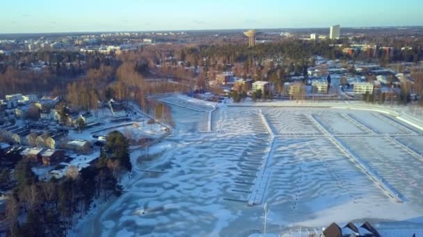 Het uitzicht vanuit de lucht op het bevroren deel van de haven in Finland — Stockvideo