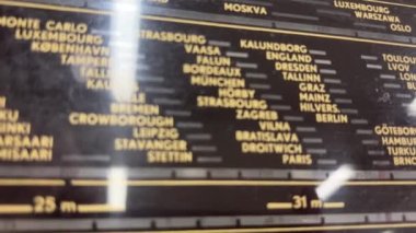 Eski 50 'li yılların radyolarının yakın plan çekimlerinde şehirlerin isimleri vardı..