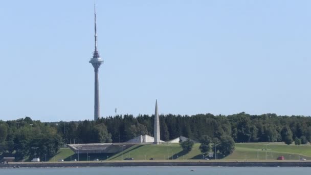 Niesamowite ujęcie wieży telewizyjnej w Tallinie oglądane z morza. — Wideo stockowe