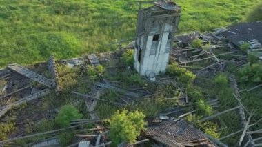 Unutulmuş bir sığır ahırının insansız hava aracı çekimi..