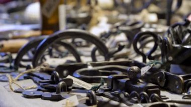 Tallinn Estonia 4K 'deki Belediye Meydanı' ndaki hediyelik eşya.