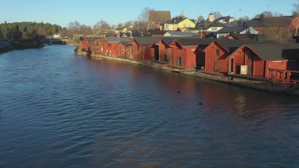 Hacia las casas ribereñas de madera roja en Porvoo Finlandia . — Vídeos de Stock