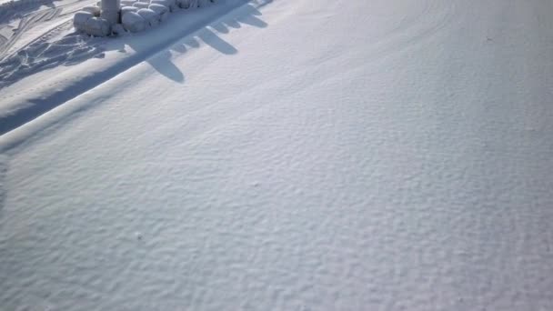 Ein riesiges Feld mit dickem Schnee in Finnland — Stockvideo