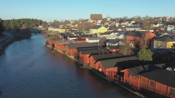 Bella foto aerea dell'architettura lungo il fiume a Porvoo. — Video Stock