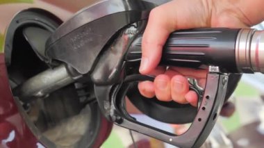 Arabadaki benzinin hortumundaki eller...