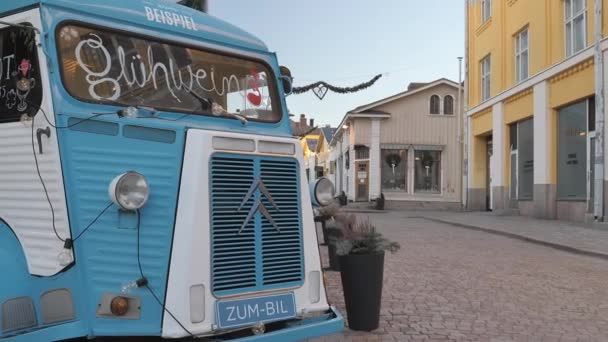 Hermosa camioneta vieja en las calles de Porvoo Finlandia. — Vídeos de Stock