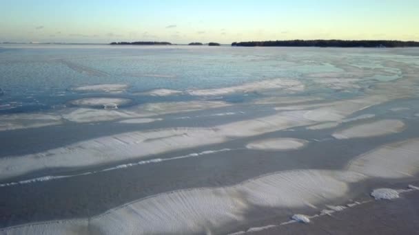 Vue aérienne de l'eau gelée sur la mer en Finlande — Video