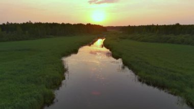 Estonya 'daki Vohandu nehrinin güzel drone görüntüsü..