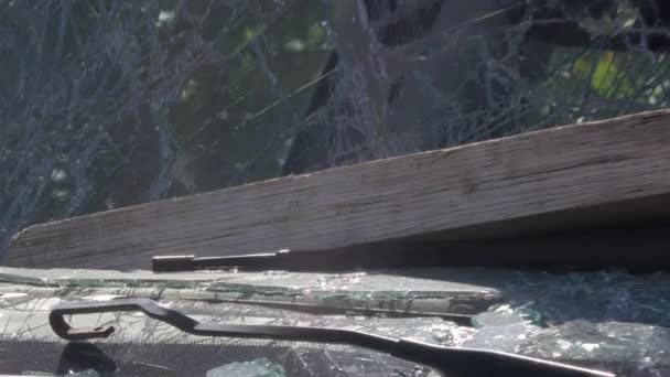 車のフロントガラスで粉砕された閉鎖ショット. — ストック動画