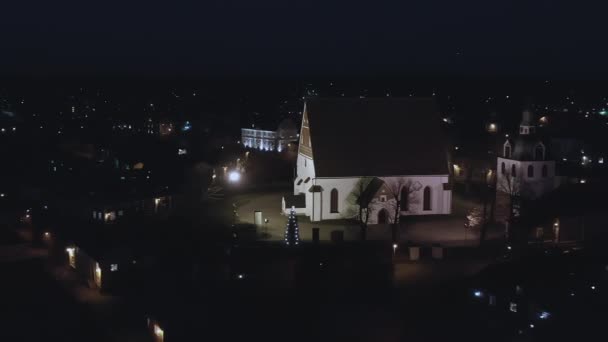 Point de vue du drone nocturne de l'église évangélique luthérienne de Porvoo. — Video