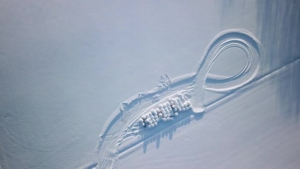 Воздушный снимок кольцевой дороги на земле — стоковое видео
