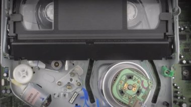 Bir vhs kaseti fırlatırken bir videonun içinde görüntülenen yakın çekim görüntüsü.