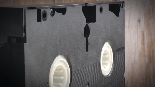 Close-up opname van een nostalgische vhs cassette. — Stockvideo