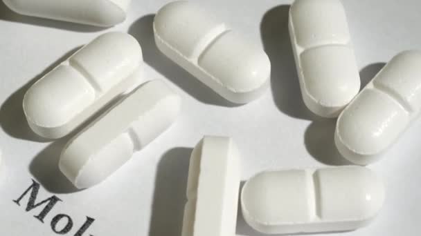 Bílé pilulky na bílém pozadí. — Stock video