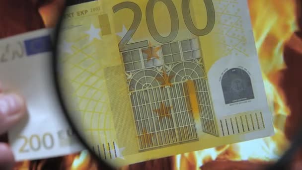 La banconota da 200 Euro con la lente d'ingrandimento in alto — Video Stock