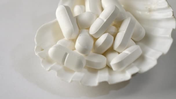 Närbild skott av piller på en snäcka med vit bakgrund. — Stockvideo