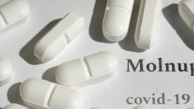 Siyah metinli beyaz arka planda haplar.