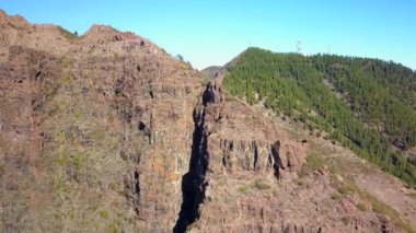 İspanya 'nın Tenerife bölgesindeki kayalık sıradağlara yakından bakmak