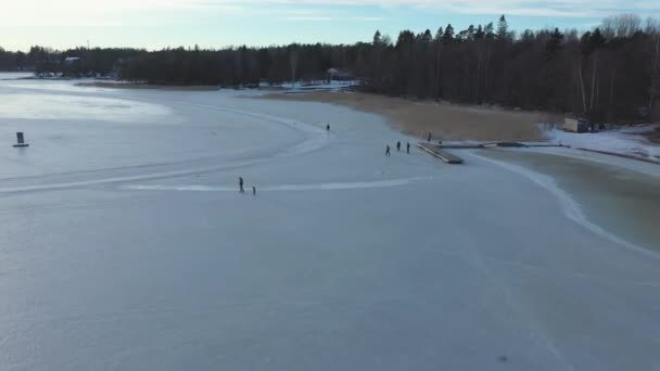 Schöne Luftaufnahme von Menschen, die auf dem zugefrorenen Meer gehen. — Stockvideo