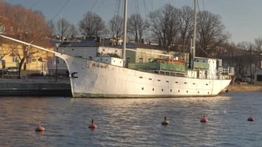 Tarihi yelkenlinin güzel görüntüsü Porvoo Finland 'da bir kafeye dönüştü..