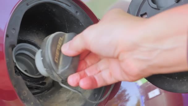車の側面のガス穴をカバー — ストック動画