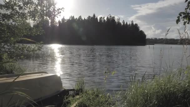 Güneş Kokkoranta gölünde gökyüzünde batıyor. — Stok video