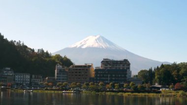 Japonya 'daki Kawaguchi Gölü' ndeki limandaki binalar.