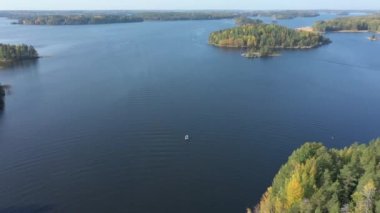Finlandiya 'daki büyük Saimaa Gölü. Sürat teknesi. Jeoloji pompalı tüfeği.