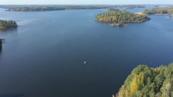 芬兰的萨马湖，有高速船。地质射击。 — 图库视频影像