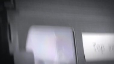 Eski bir Vhs kaset mekanizmasının çok gizli tabelasıyla yakın plan çekimi..