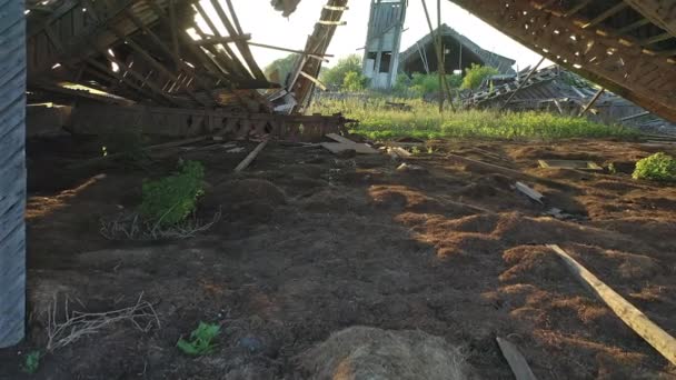 Drone shot of a forgotten farm building. — Stockvideo