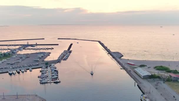 为爱沙尼亚塔林的帆船在港口进行了精彩的空中拍摄. — 图库视频影像