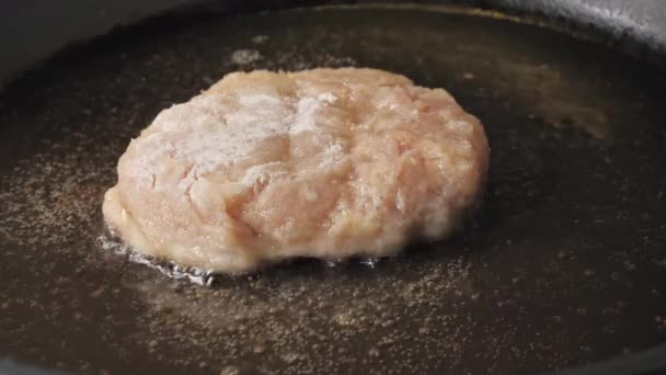 Το ωμό κοτολέτο rissole στο καυτό λάδι μαγειρέματος. close-up.4K UHD — Αρχείο Βίντεο