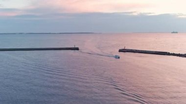 Pirita limanına yelken açan motorlu teknelerin inanılmaz görüntüsü..