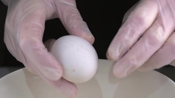 Ближче до вигляду біле яйце тріснуло на мисці. Close-up.4K UHD — стокове відео
