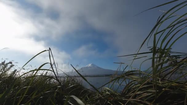 Vulkan Fuji und Fischer in einem Boot in Japan. — Stockvideo