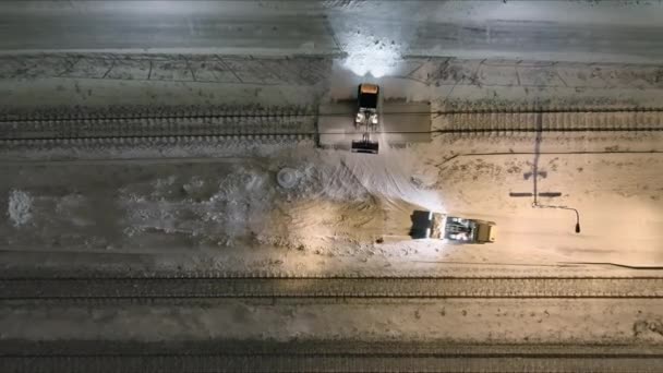 Small tractors clearing snow off of the train tracks in Vantaa. — Vídeo de Stock