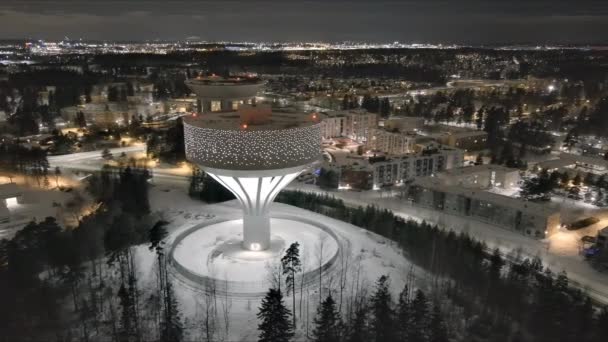 Drone shot van de nieuwe Hiekkaharju watertoren bij de oude in Vantaa. — Stockvideo