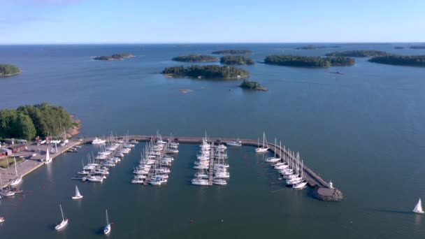 Los barcos y yates pequeños en el Mar Báltico en Helsinki Finlandia — Vídeos de Stock