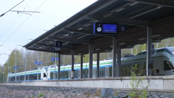 An arriving train in the station in Helsinki Finland — Stock videók